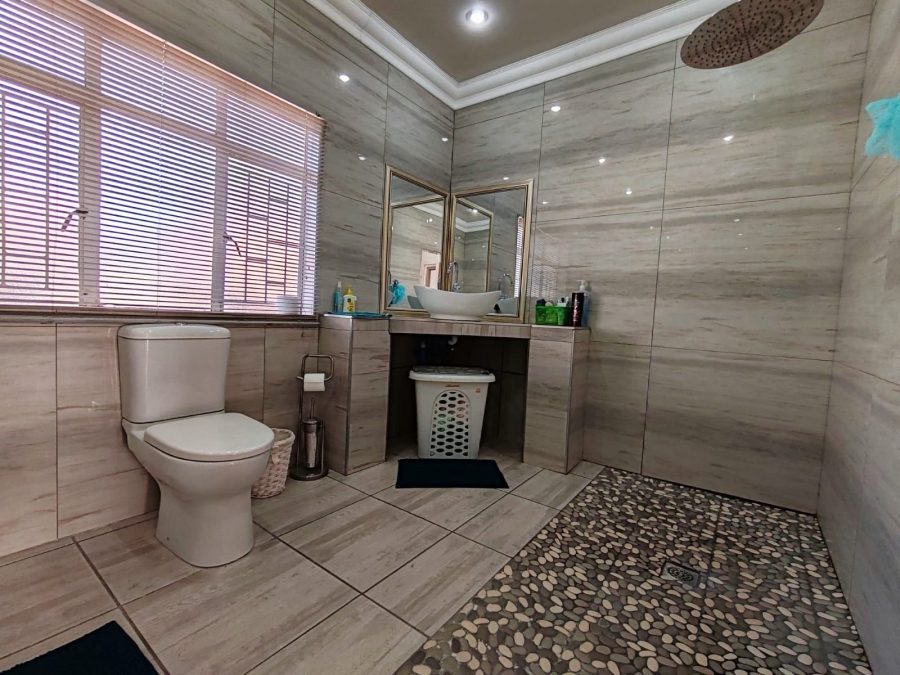 5 Bedroom Property for Sale in Miederpark North West